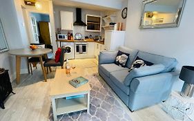 Jc'S Cabin - Bijou And Charming With Parking Onsite